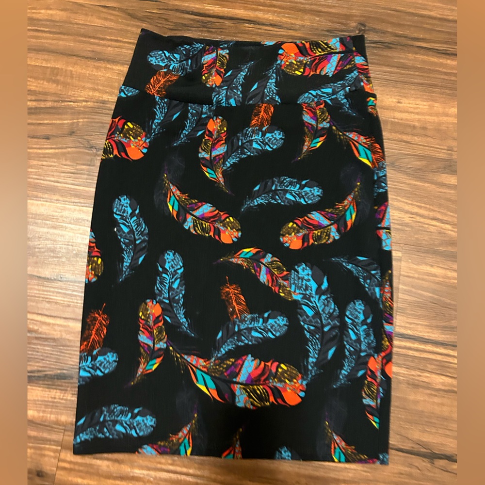 Pencil skirt with feathers